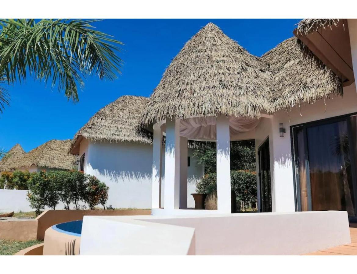 Safari Hotel And Villas Powered By Cocotel Bulala Exterior photo